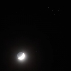 Setkání Měsíce a Plejád (M45)